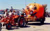 arnoldParade2001.jpg (63620 bytes)