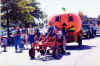 arnoldparade2001-2.jpg (80660 bytes)